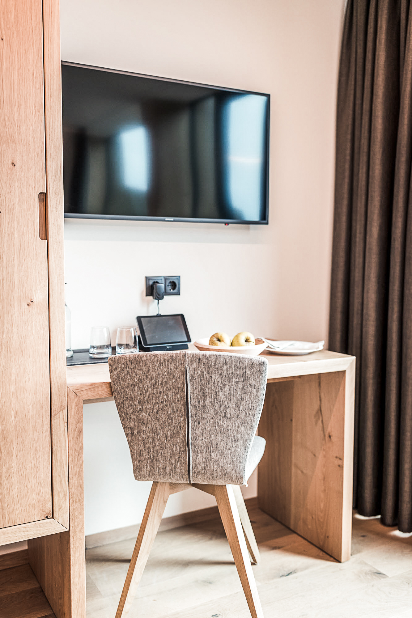Desk with TV and cozy chair in the Lotsch Suite at Hotel Panoramic Lotsch, Sarntal – quiet space for work or relaxation in South Tyrol.