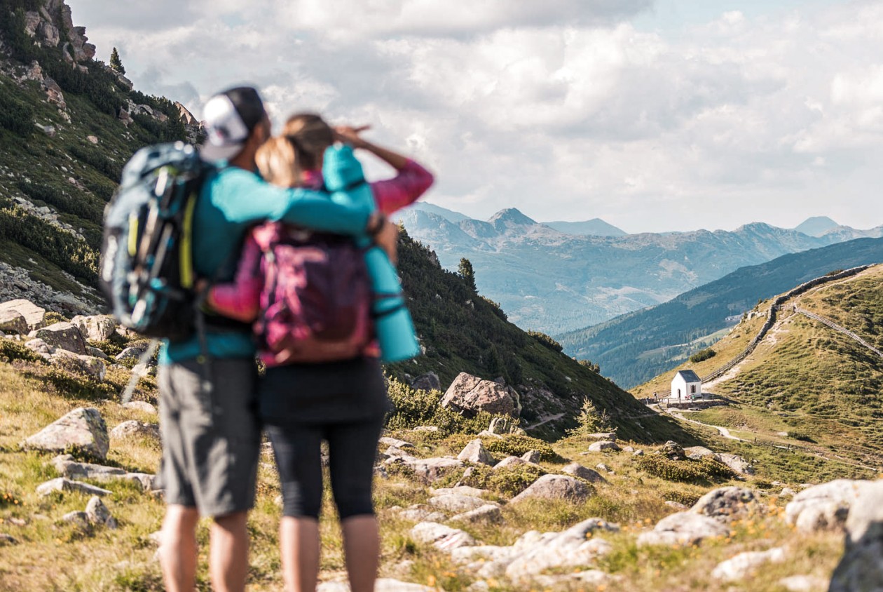 Wandern mit Weitblick im Sarntal Wanderpaar blickt über das ruhige Sarntal – Aktivurlaub in der Natur rund um das Hotel Panoramic Lotsch, Südtirol