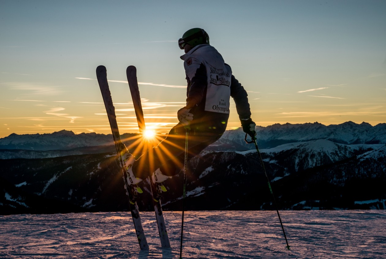 Wanderpaar blickt über das ruhige Sarntal – Aktivurlaub in der Natur rund um das Hotel Panoramic Lotsch, Südtirol
