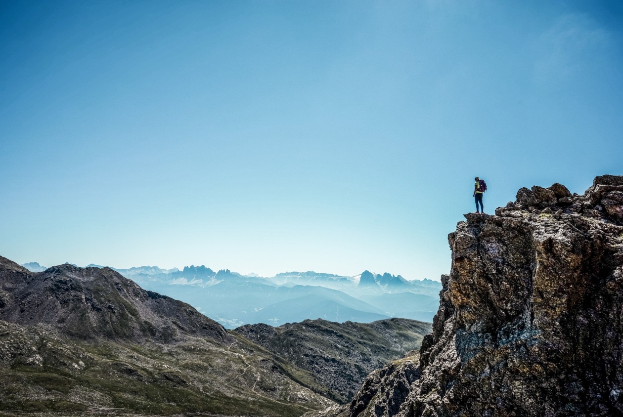 Wanderung mit Dolomitenblick – aktiv im Sarntal unterwegs Wanderer am Gipfel mit Blick auf die Dolomiten – aktiver Sommerurlaub im Sarntal in Südtirol