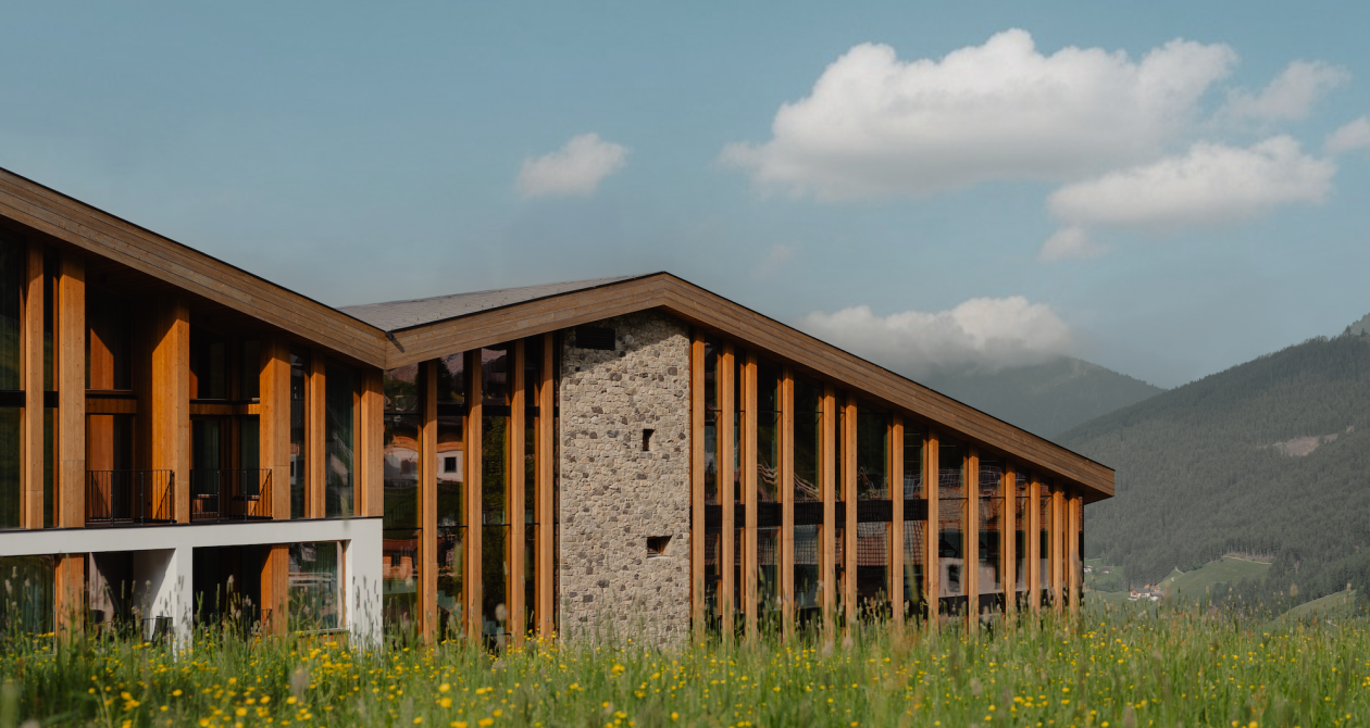 Aktivhotel Panoramic Lotsch im Sommer – moderne Architektur inmitten blühender Bergwiesen, Sarntal, Südtirol