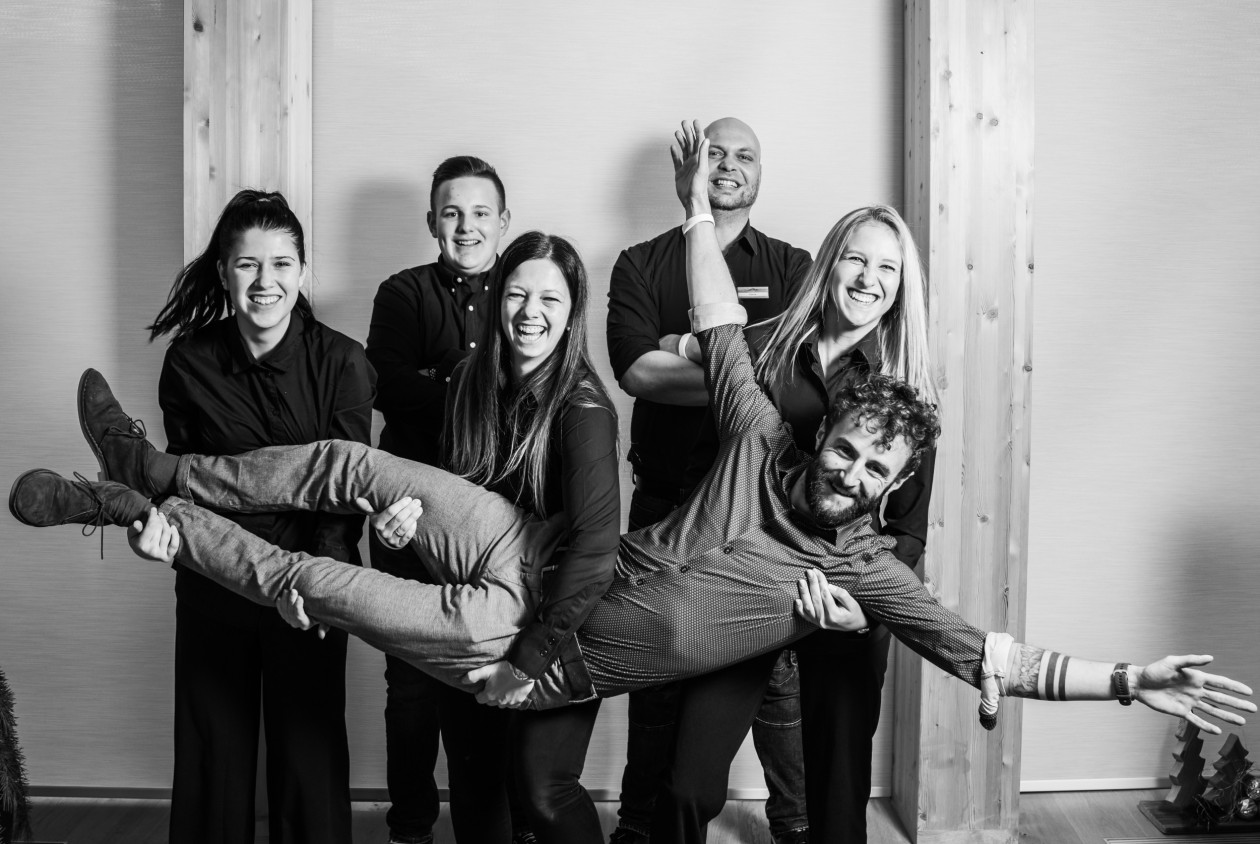 Team des Aktivhotel Panoramic Lotsch – herzliches und humorvolles Gruppenfoto der Mitarbeiter