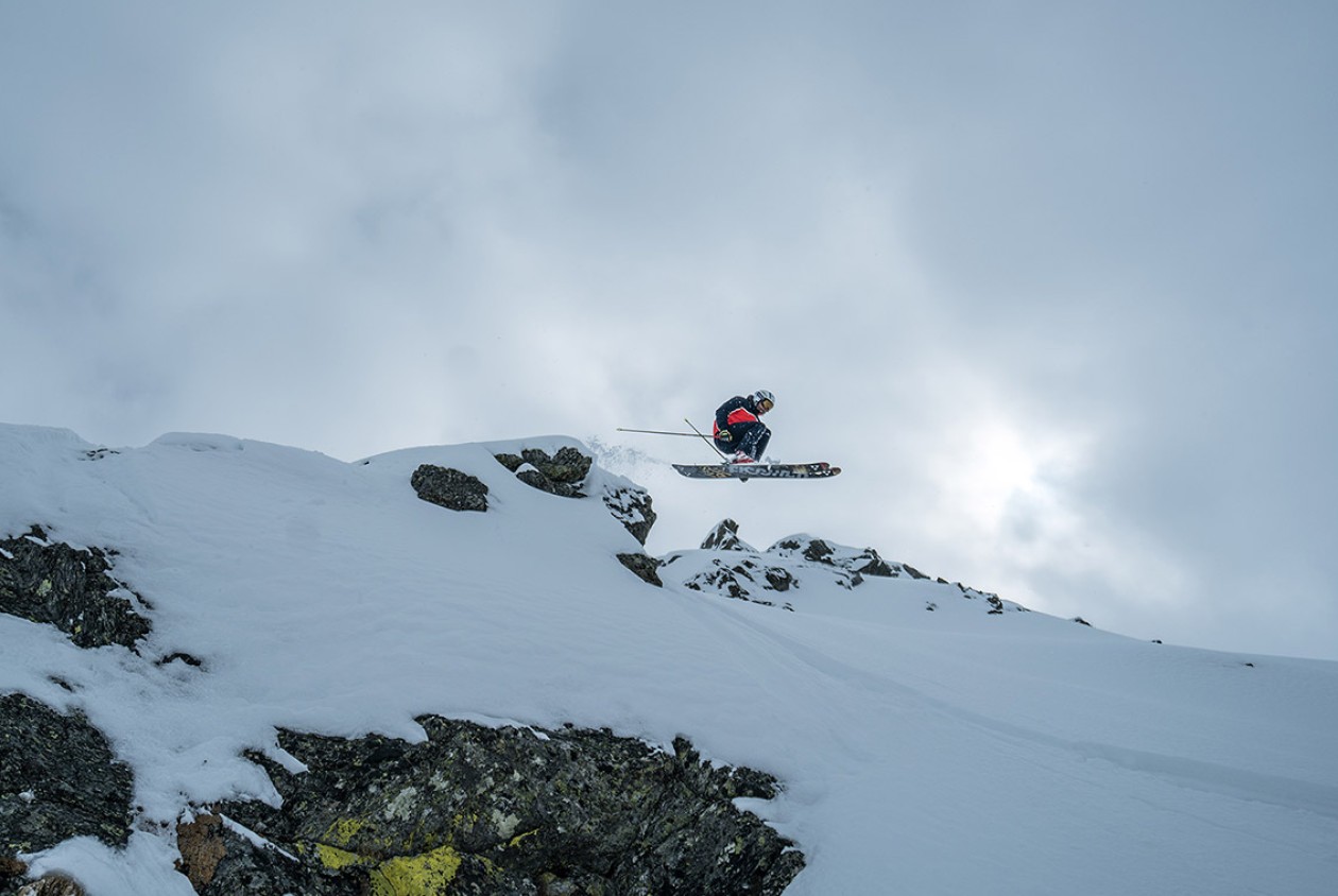 Aktiver Winterurlaub im Sarntal – Skierlebnis in der Nähe des Hotel Panoramic Lotsch Freerider springt von verschneiter Bergkante in Südtirol – aktive Wintermomente nahe dem Hotel Panoramic Lotsch im Sarntal
