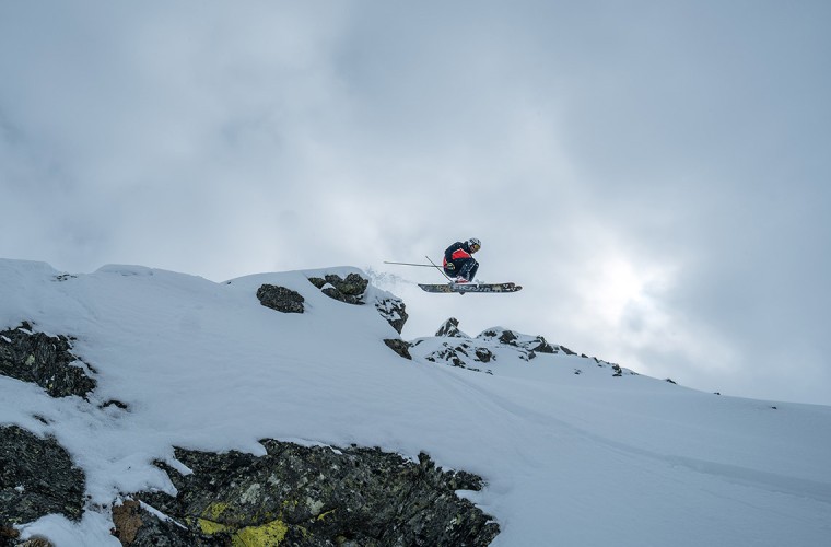 Aktiver Winterurlaub im Sarntal – Skierlebnis in der Nähe des Hotel Panoramic Lotsch Freerider springt von verschneiter Bergkante in Südtirol – aktive Wintermomente nahe dem Hotel Panoramic Lotsch im Sarntal