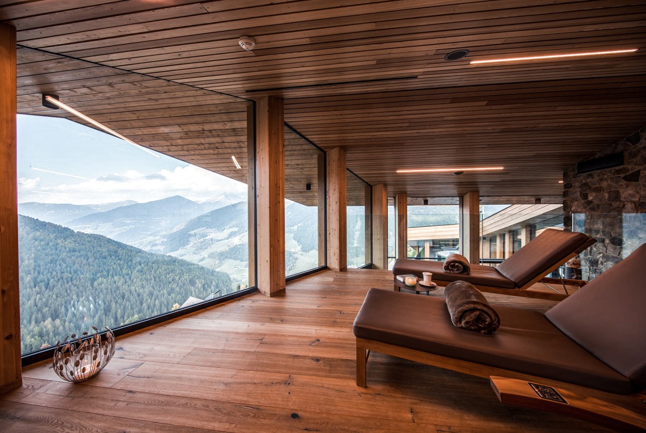 Panorama-Ruheraum mit Ausblick – Wellness im Hotel Panoramic Lotsch Panorama-Ruheraum mit Holzliegen und traumhaftem Bergblick im Hotel Panoramic Lotsch, Sarntal – Entspannung mit Aussicht in Südtirols Natur.