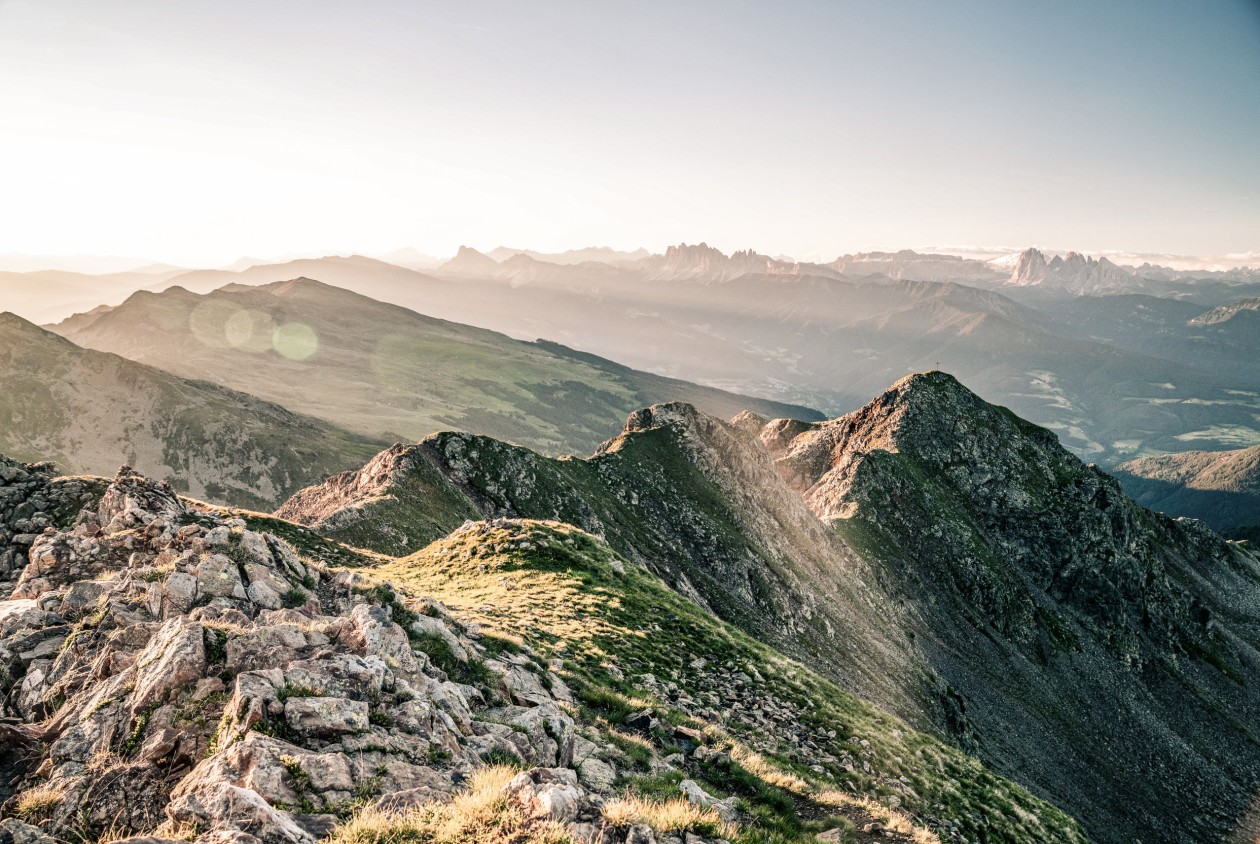 Sonnenaufgang über den Bergen des Sarntals Blick über das Sarntal bei Sonnenaufgang – Gipfelerlebnis für aktive Genießer im Hotel Panoramic Lotsch, Südtirol
