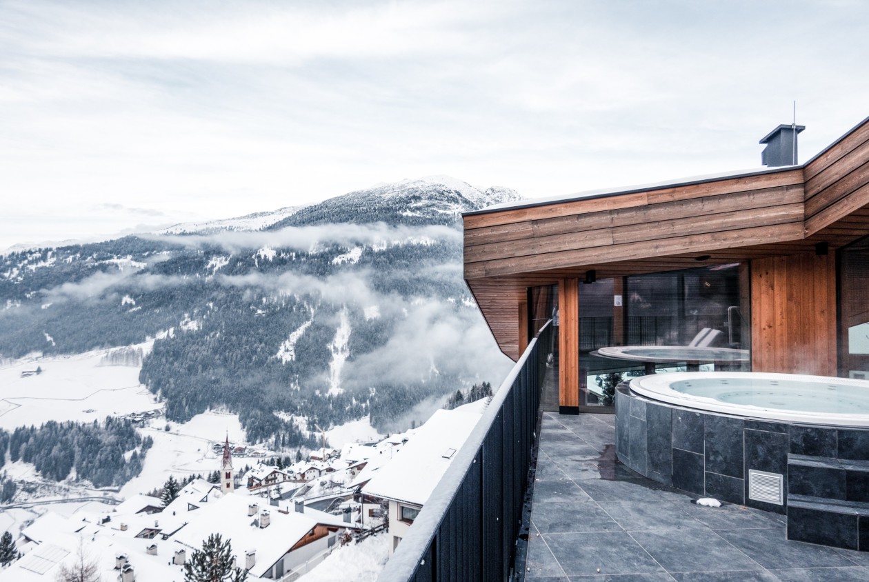 Whirlpool mit Blick aufs Sarntal – Hotel Panoramic Lotsch, Südtirol Idromassaggio con vista invernale – Hotel Panoramic Lotsch, Alto Adige