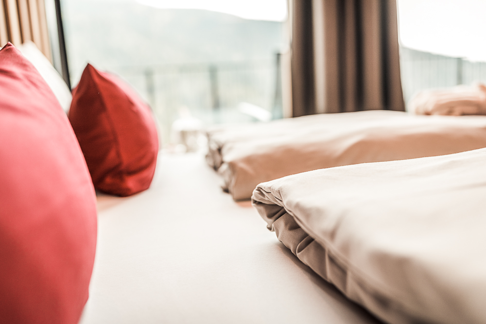 Ruhiges Doppelbett im Hotel Panoramic Lotsch mit Ausblick ins Sarntal Weiche Bettkissen in einem ruhigen Zimmer mit Blick ins Grüne im Hotel Panoramic Lotsch