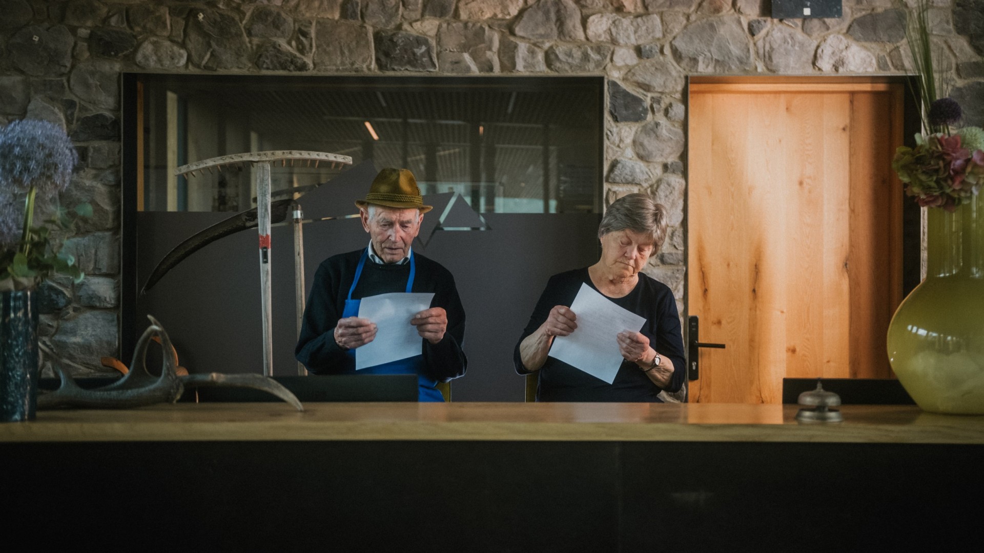 Empfang im Hotel Panoramic Lotsch - Wellness, Ruhe und Natururlaub im Sarntal, Südtirol Zwei Gastgeber an der Rezeption im Wellnesshotel Panoramic Lotsch im Sarntal, stilvoller Empfangsbereich für Paare, Ruhesuchenden und Aktivurlauber in Südtirol
