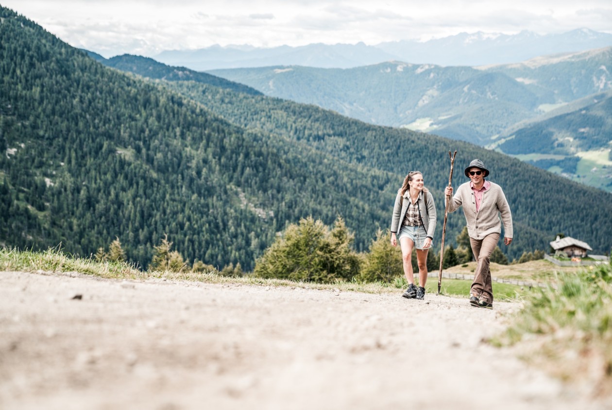 Aktiv unterwegs im Sarntal – Wandergenuss mit Weitblick Junges Paar beim Wandern im Sarntal – aktive Auszeit in der Natur Südtirols mit weitem Blick und frischer Bergluft