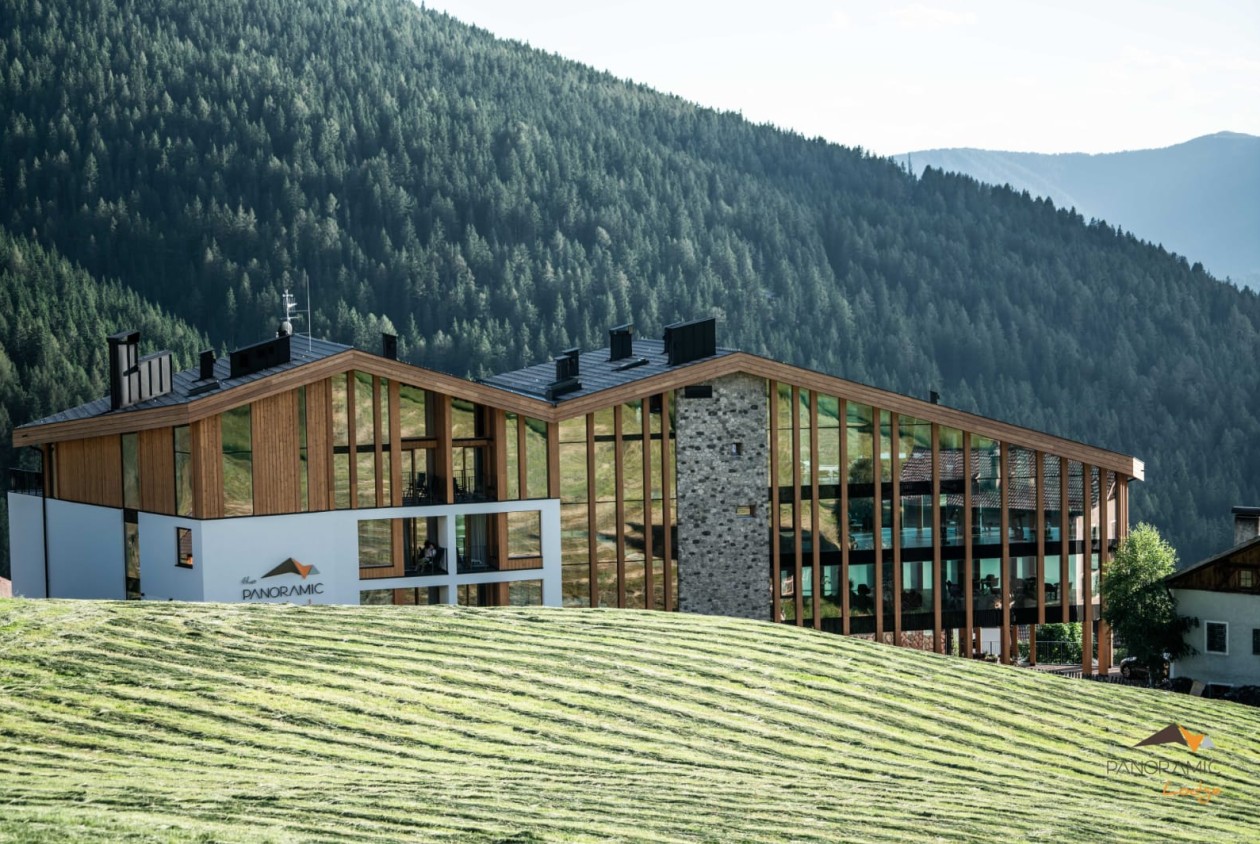 Aktivhotel Panoramic Lotsch – Skihotel Sarntal mit direktem Zugang zur Piste, moderne Architektur vor Bergwald