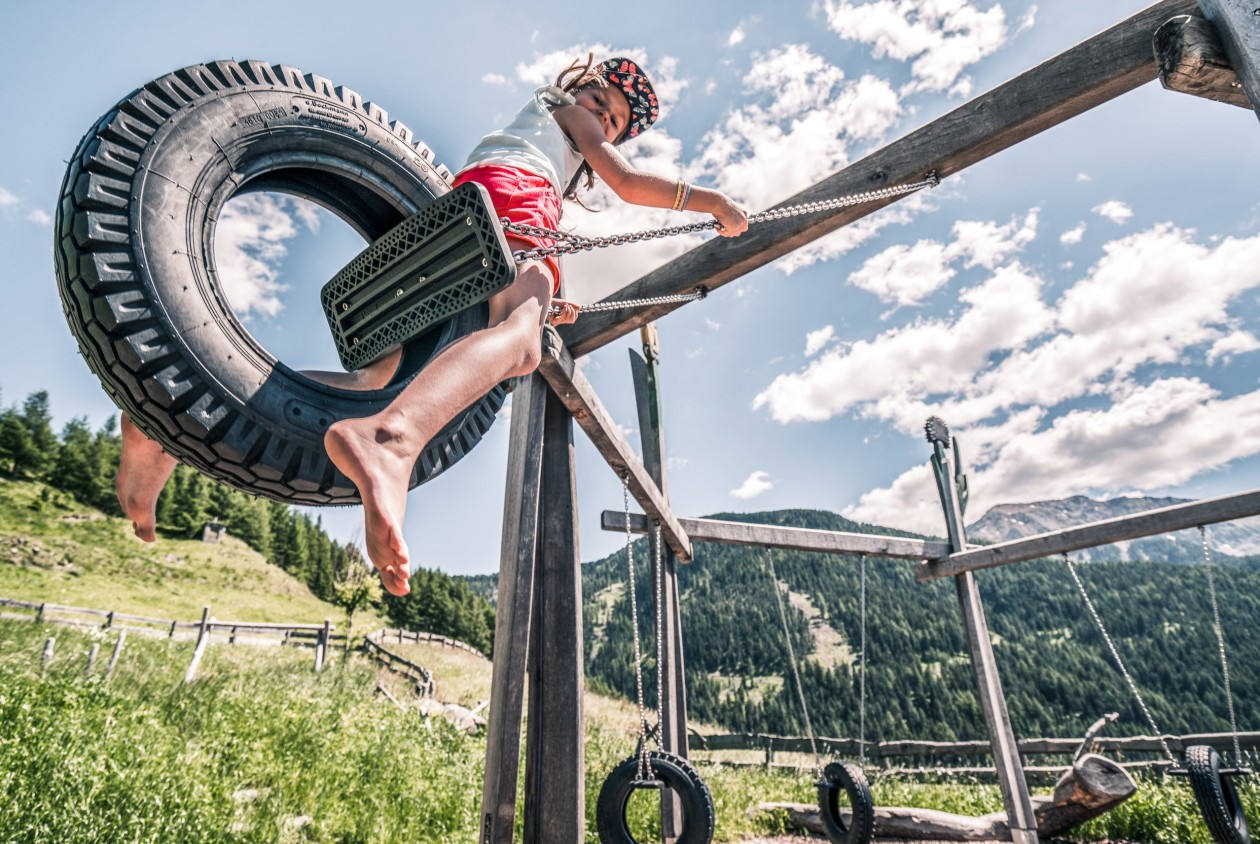 Bambino sull’area giochi avventura dell’Hotel Panoramic Lotsch in Val Sarentino – vacanza attiva per famiglie in Alto Adige