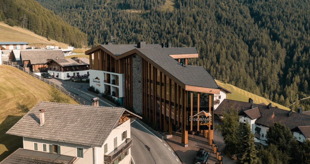 Aktivhotel Panoramic Lotsch im Sarntal, Südtirol – Luftaufnahme mit Bergpanorama und Wald