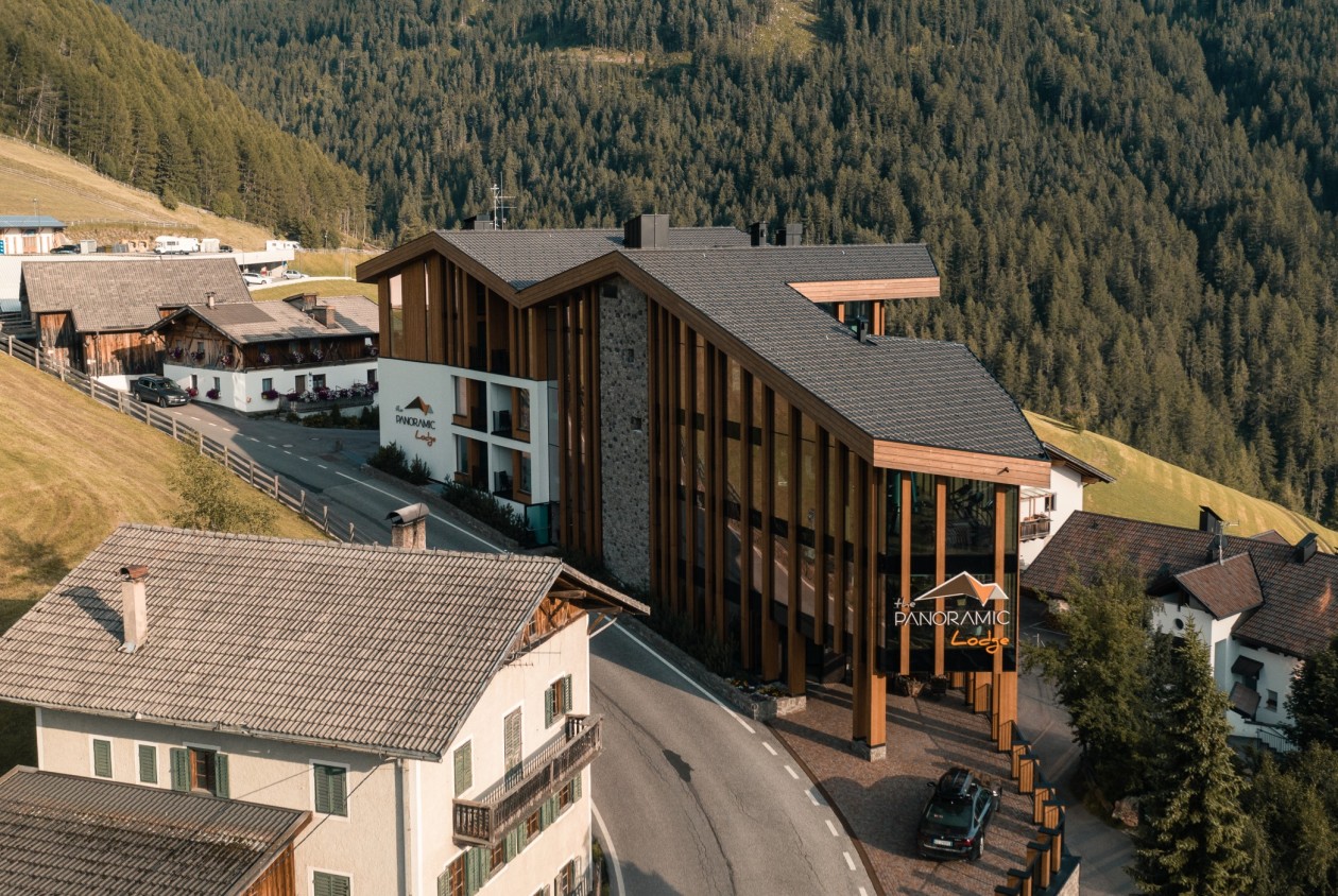 Aktivhotel Panoramic Lotsch im Sarntal, Südtirol – Luftaufnahme mit Bergpanorama und Wald