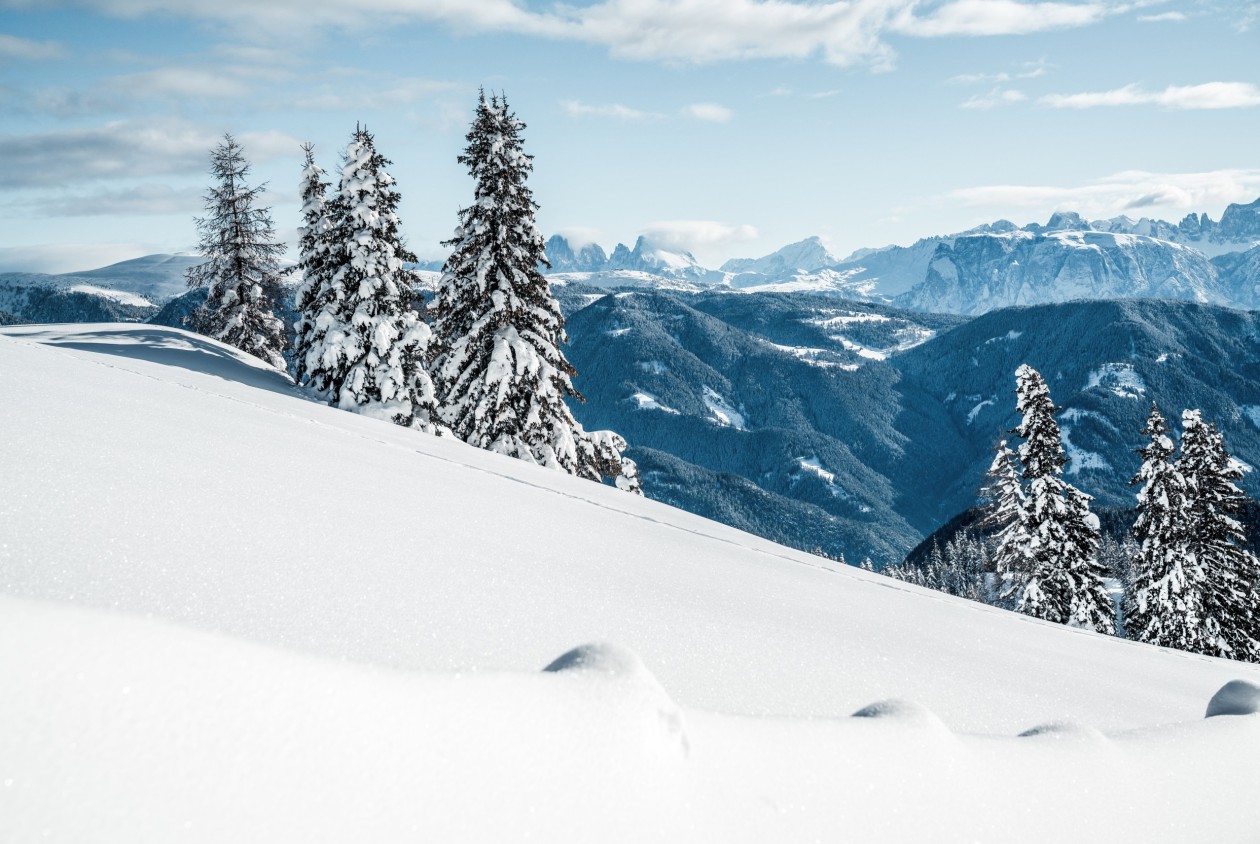Winterlandschaft mit Dolomitenblick – Ruhe & Weite beim Hotel Panoramic Lotsch im Sarntal Verschneite Winterlandschaft mit Dolomitenblick nahe dem Hotel Panoramic Lotsch im Sarntal – Ruhe, Weitblick und Natur in Südtirol genießen