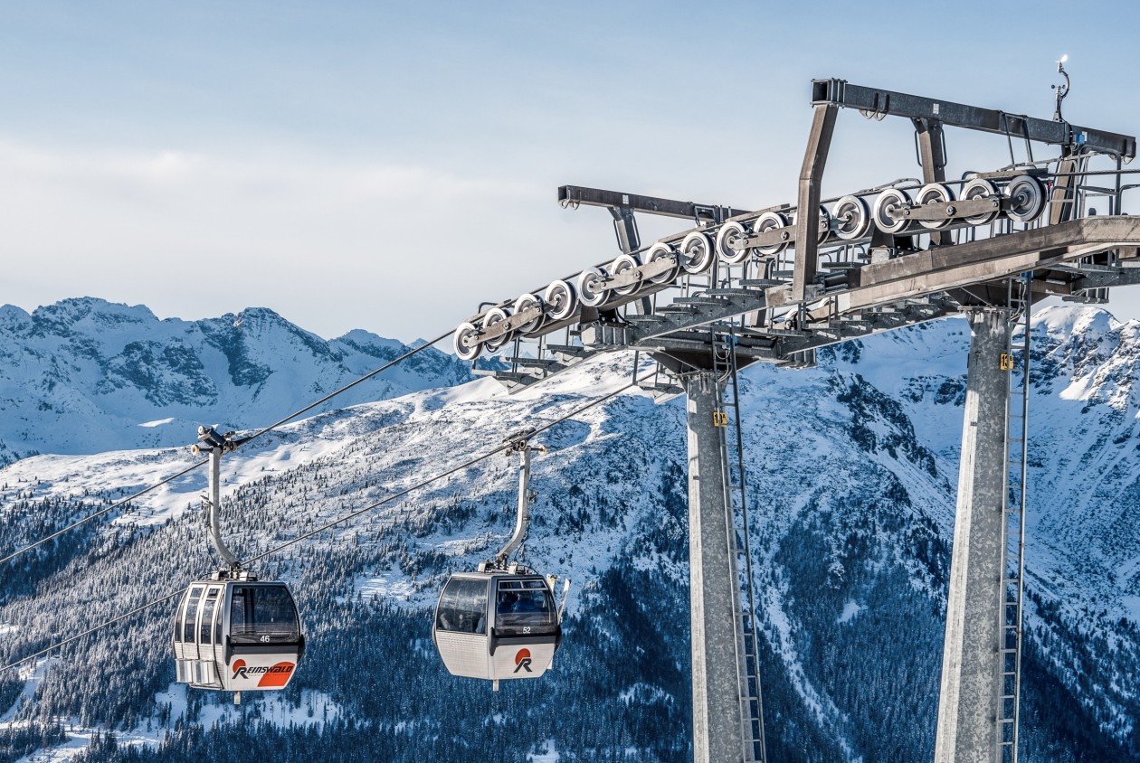 Winterliche Berglandschaft mit Seilbahn in Südtirol – aktive Auszeit für Genießer im Hotel Panoramic Lotsch im Sarntal