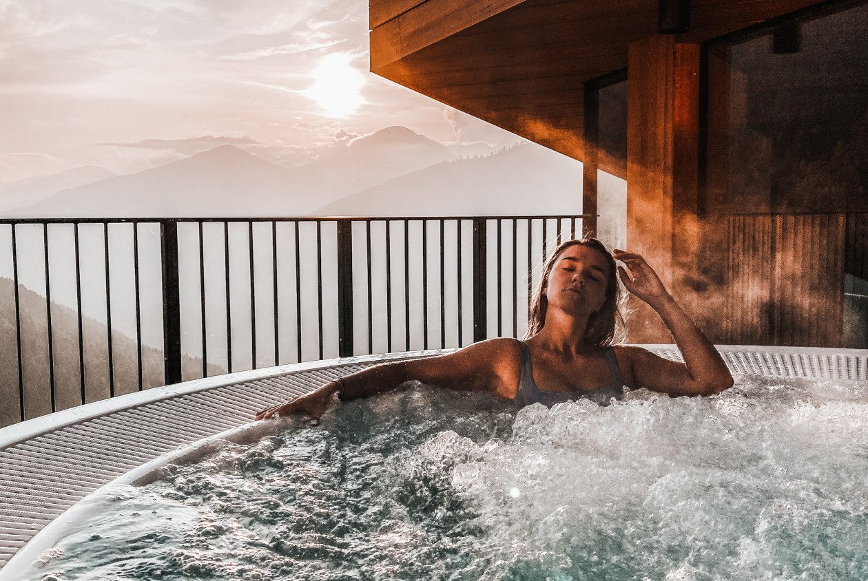 ellnesshotel Südtirol – Whirlpool mit Bergblick im Aktivhotel Panoramic Lotsch, Sarntal, Ruheoase bei Sonnenuntergang