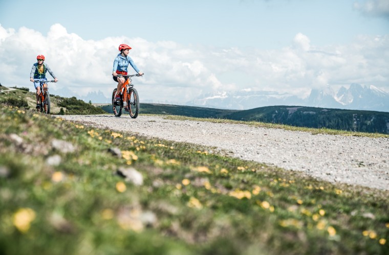 Mountainbiken im Sarntal – ruhig & aktiv Zwei Radfahrer unterwegs auf einer ruhigen Forststraße im Sarntal – Aktivurlaub in Südtirol vom Hotel Panoramic Lotsch aus