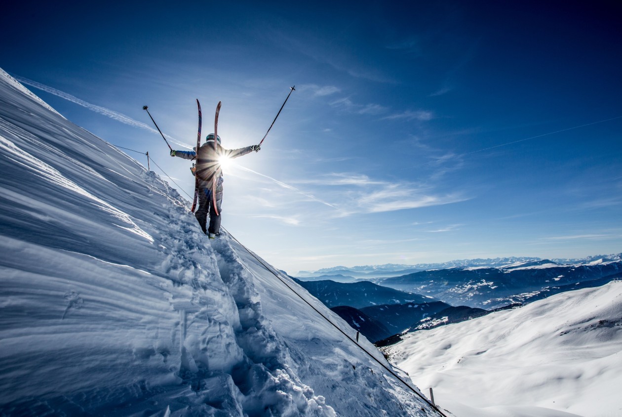 Skitouren-Morgen im Sarntal – aktiver Wintergenuss nahe dem Hotel Panoramic Lotsch Skitourengeher in der Morgensonne am Berghang im Sarntal – Winterurlaub für Aktive beim Hotel Panoramic Lotsch in Südtirol