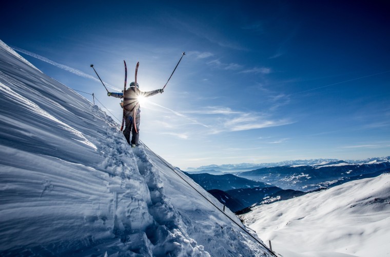 Skitouren-Morgen im Sarntal – aktiver Wintergenuss nahe dem Hotel Panoramic Lotsch Skitourengeher in der Morgensonne am Berghang im Sarntal – Winterurlaub für Aktive beim Hotel Panoramic Lotsch in Südtirol