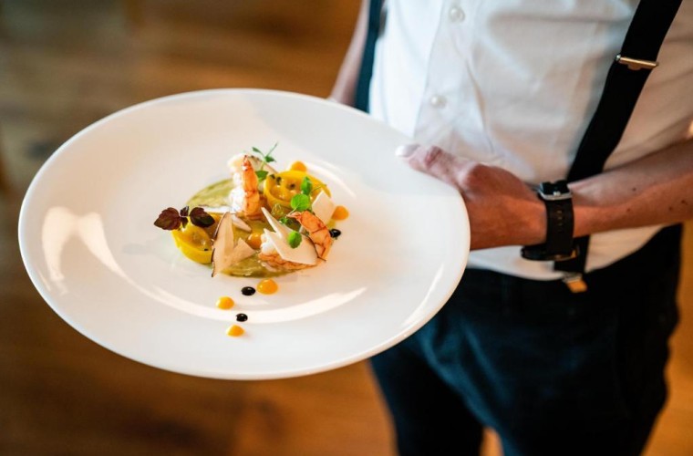Fein angerichtetes Gourmetgericht auf weißem Teller, serviert vom Personal des Hotels Panoramic Lodge im Sarntal – Genussmomente aus der regionalen Küche Südtirols.