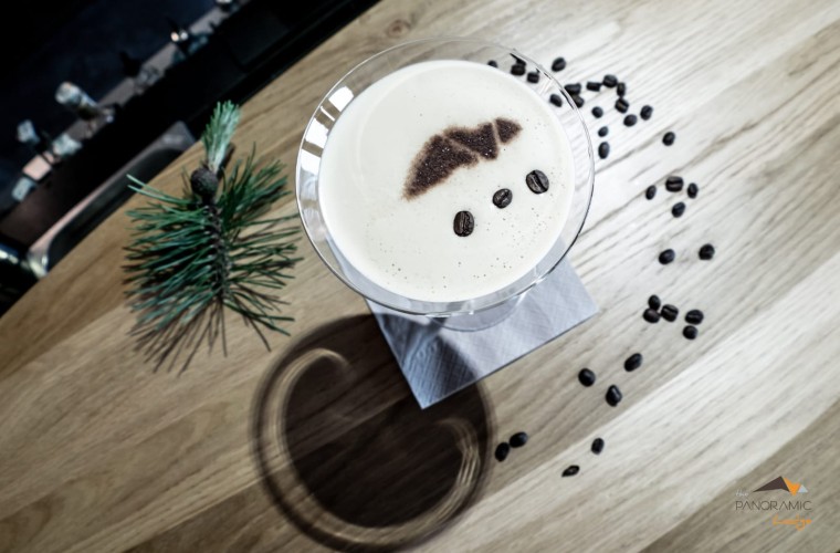 Espresso Martini – Der Signature Drink der Lotsch Bar Espresso Martini mit Tannen-Dekoration und Kaffeebohnen auf Holztisch – Signature Drink der Lotsch Bar
