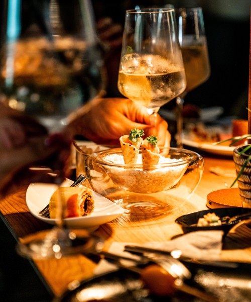 Abendessen mit regionaler Küche und Wein – Hotel Panoramic Lotsch im ruhigen Sarntal Stilvoller Abendgenuss mit regionalem Gericht und Weißwein – Hotel Panoramic Lotsch, Südtirol