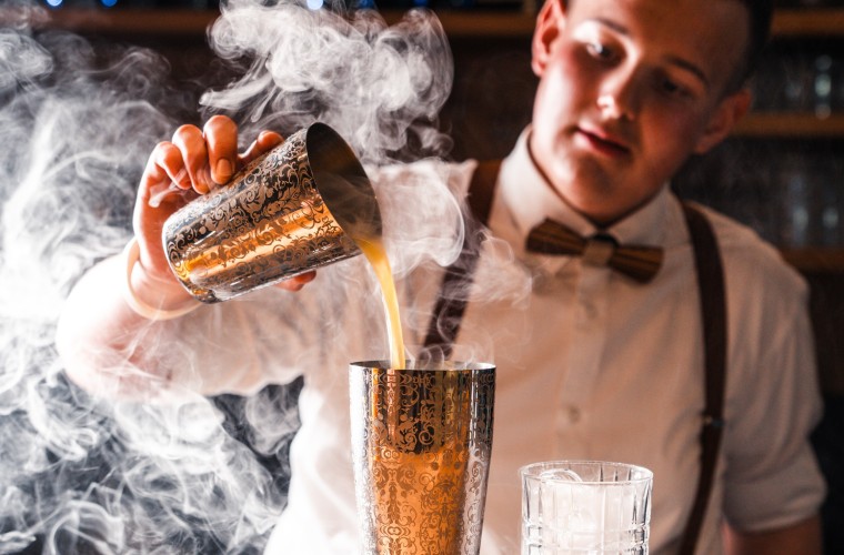 Mixology-Kunst in der Lötsch Bar – Cocktail mit Showeffekt Barkeeper in der Lötsch Bar bereitet mit Trockeneis einen Cocktail zu – Showeffekt und Mixkunst im Fokus