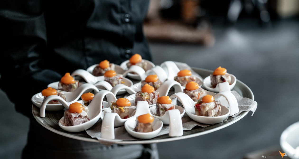 Regionale Häppchen kreativ serviert – Hotel Panoramic Lotsch im Sarntal Feine Amuse-Bouche auf einem Tablett – stilvolle Kulinarik im Hotel Panoramic Lotsch, Südtirol