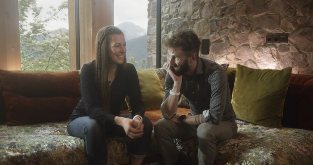 Gastgeber:innen im Gespräch – Panoramic Lotsch, Sarntal Zwei junge Gastgeber:innen des Hotels Panoramic Lotsch im Sarntal im Gespräch – authentische Gastfreundschaft in Südtirol mit Bergblick und Natursteinambiente