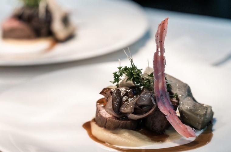Fein angerichtetes Fleischgericht mit regionalen Zutaten im Hotel Panoramic Lotsch – kreative Südtiroler Küche für Genießer