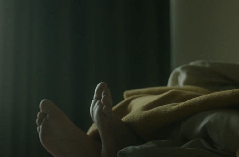 Verschlafene Füße ragen unter einer Decke hervor – ruhiger Morgen im Hotel Panoramic Lotsch, Sarntal