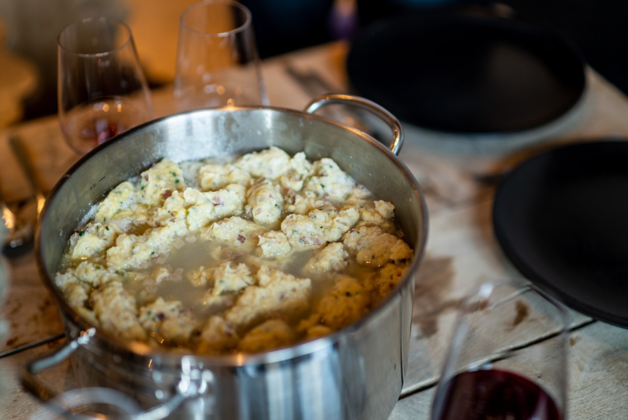 Rustikale Südtiroler Suppe – regionale Küche im Hotel Panoramic Lotsch, ruhig gelegen im Sarntal Herzhafte Suppe im Topf – Südtiroler Spezialität im Hotel Panoramic Lotsch, Sarntal