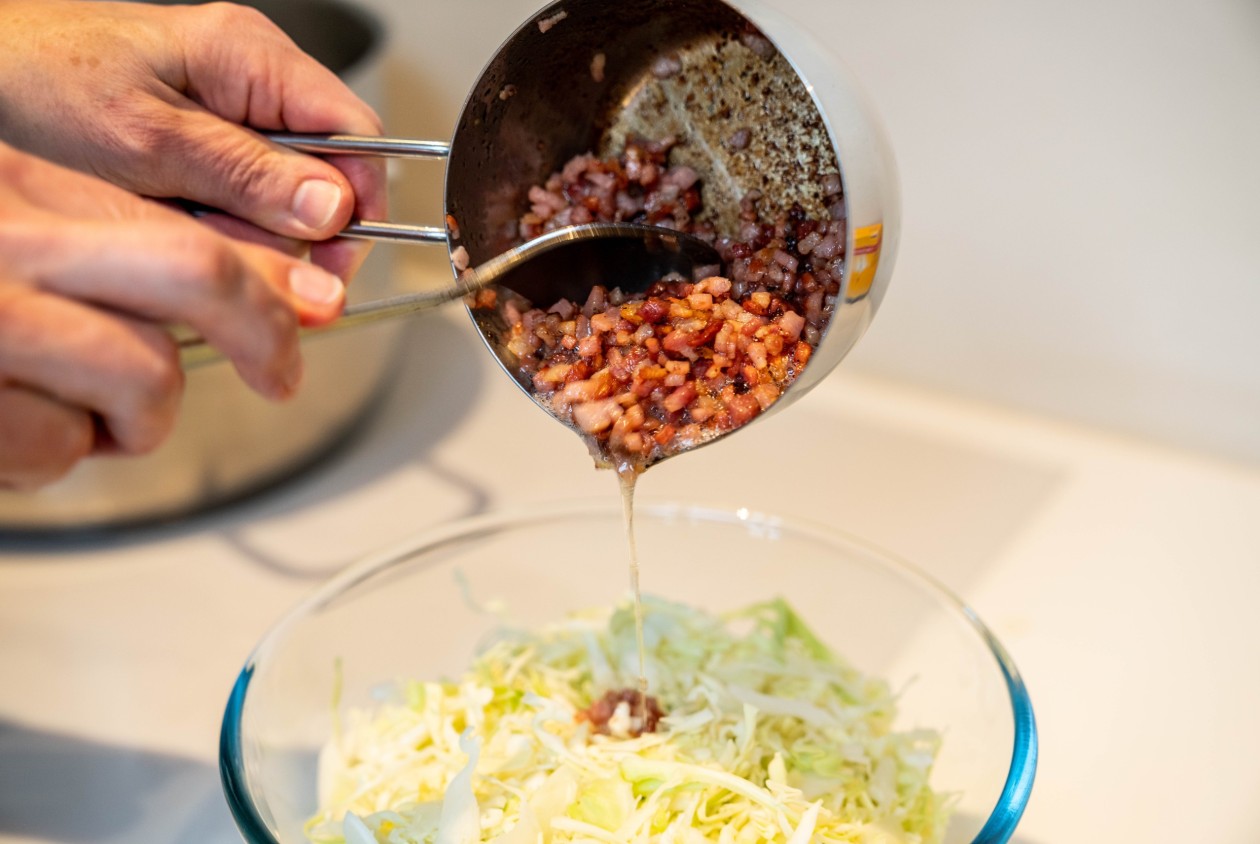 Regionale Spezialität mit Kraut und Speck – frisch zubereitet im Hotel Panoramic Lotsch, Südtirol Krautsalat mit heißem Speck – traditionelle Südtiroler Küche im Hotel Panoramic Lotsch im Sarntal
