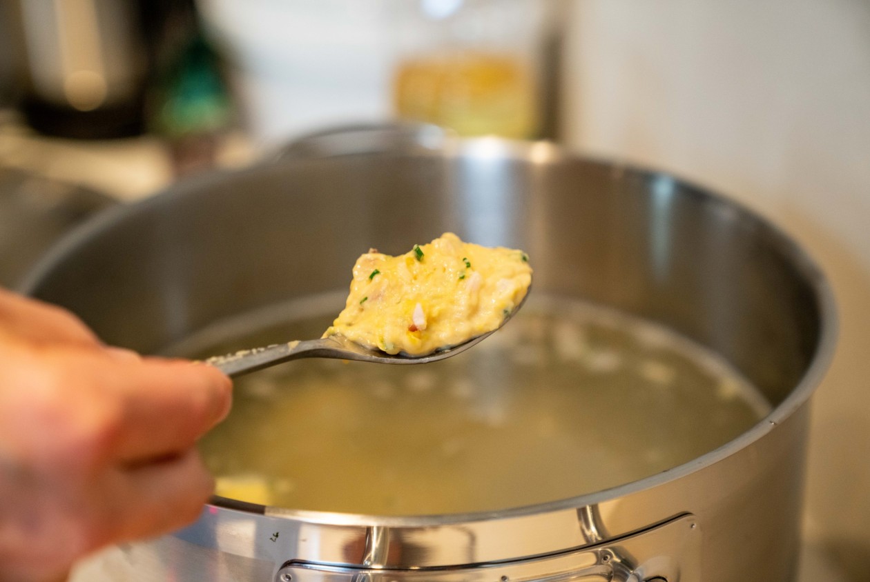 Südtiroler Suppe aus dem Sarntal – ehrlicher Genuss im Hotel Panoramic Lotsch Hausgemachte Südtiroler Suppe mit frischen Zutaten – regionale Küche im Hotel Panoramic Lotsch, Sarntal