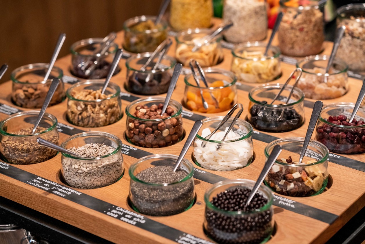 Vielfältiges Müsli- und Körnerbuffet im Hotel Panoramic Lotsch, Sarntal – mit Nüssen, Kernen, Trockenfrüchten und Superfoods für einen gesunden und natürlichen Start in den Tag in Südtirol.