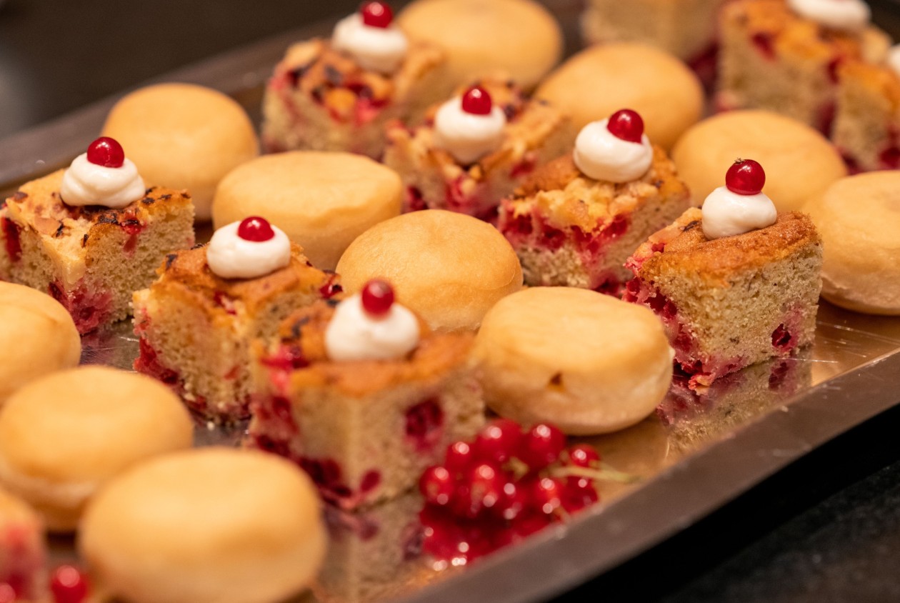 Süßer Genuss im Hotel Panoramic Lotsch – Nachmittagsruhe in Südtirol Hausgemachte Kuchen und süße Häppchen mit Beeren – Nachmittagsgenuss im Hotel Panoramic Lotsch, mitten im ruhigen Sarntal.