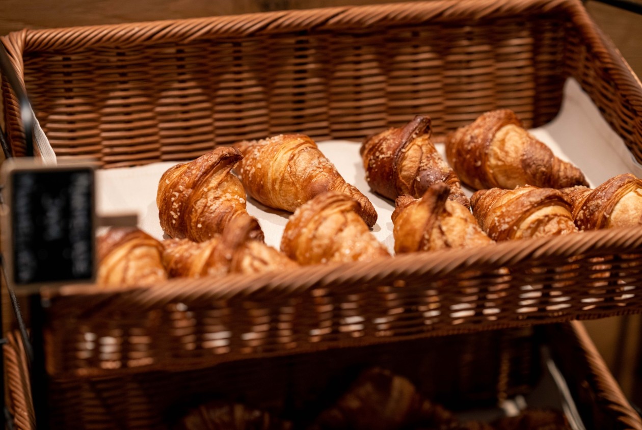 Croissants zum Frühstück – regionale Genüsse im Hotel Panoramic Lotsch, Sarntal Frisch gebackene Croissants beim Frühstück im Hotel Panoramic Lotsch – Genuss in ruhiger Atmosphäre mit regionalem Flair im Sarntal.
