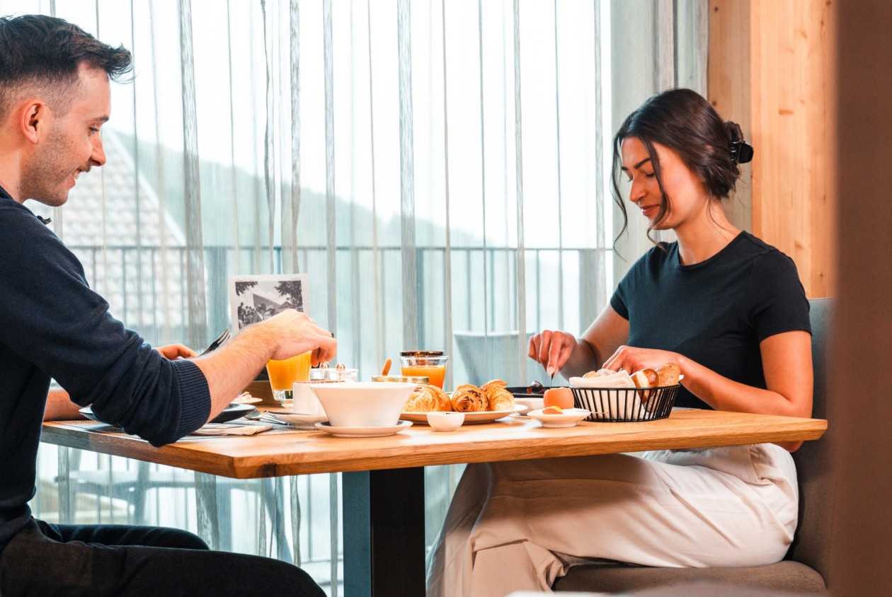 Frühstück zu zweit – Hotel Panoramic Lotsch, Sarntal Paar beim Frühstück im Hotel Panoramic Lotsch, Sarntal – entspannt genießen mit regionalen Produkten und Blick in die Südtiroler Natur.