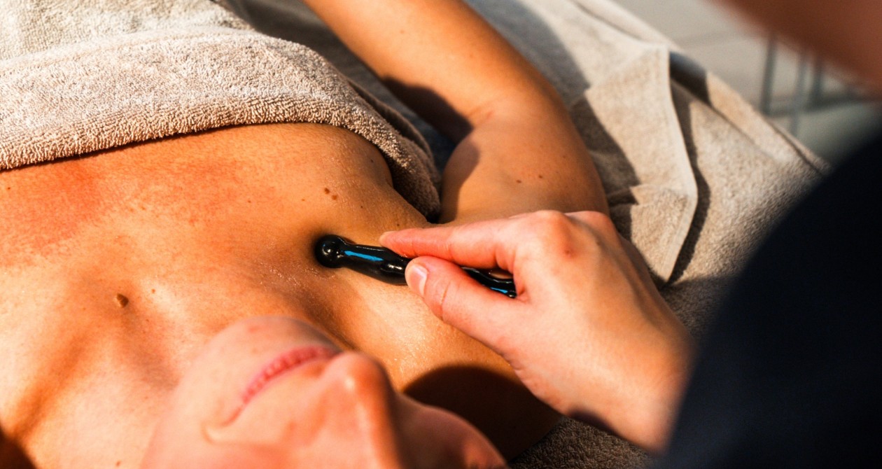 Wellnessbehandlung im Hotel Panoramic Lotsch – Ruhe im Sarntal Gesichts- und Dekolleté-Massage mit einem Rosenquarzroller im Wellnessbereich des Hotel Panoramic Lotsch, Südtirol – tiefe Entspannung für aktive Genießer