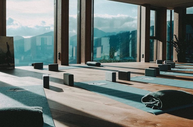 Yogaraum, ausgestattet mit Matten, Yoga Bricks und Decken, Panorama Ausblick Sarntaler Alpen