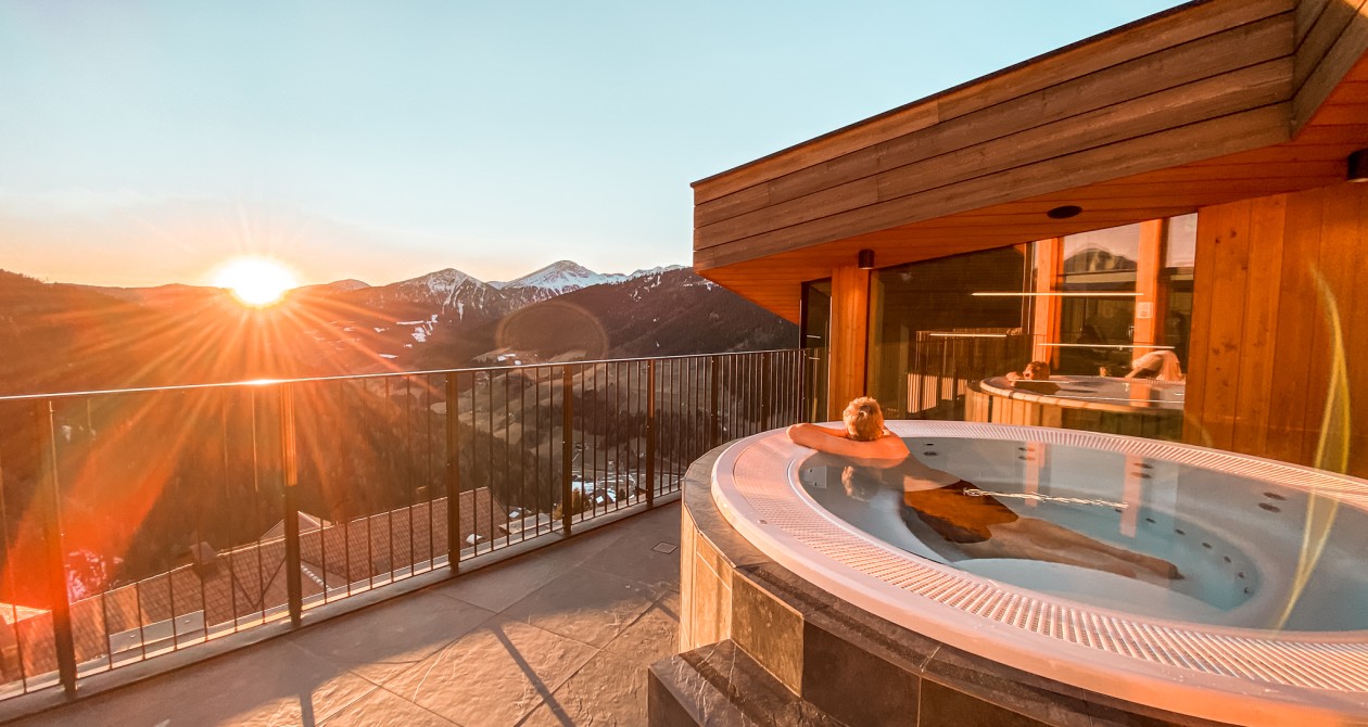 Woman relaxing in a whirlpool with mountain view – Hotel Panoramic Lotsch, South Tyrol